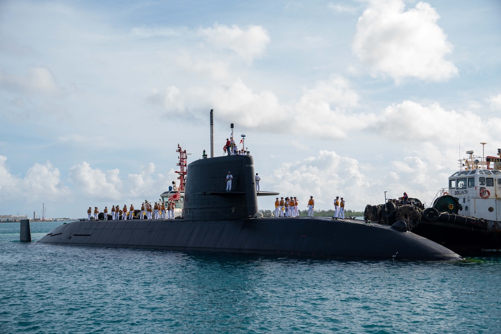 JS Yaeshio (SS 598) Moors onboard Naval Base Guam