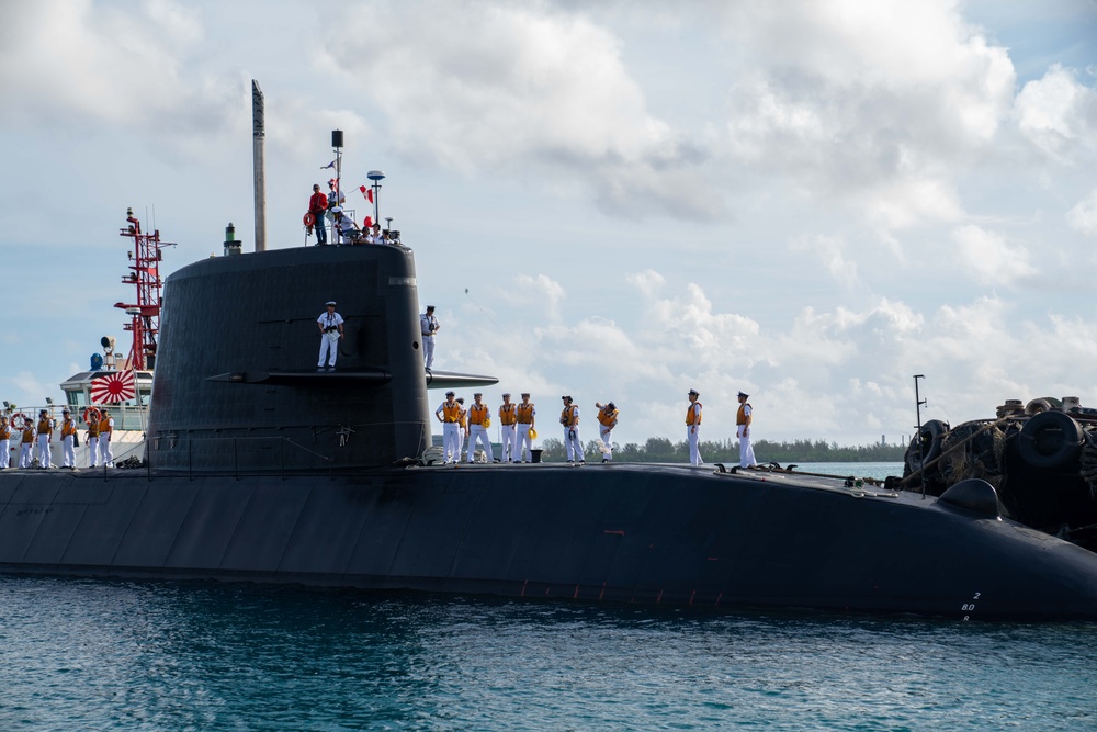 JS Yaeshio (SS 598) Moors onboard Naval Base Guam