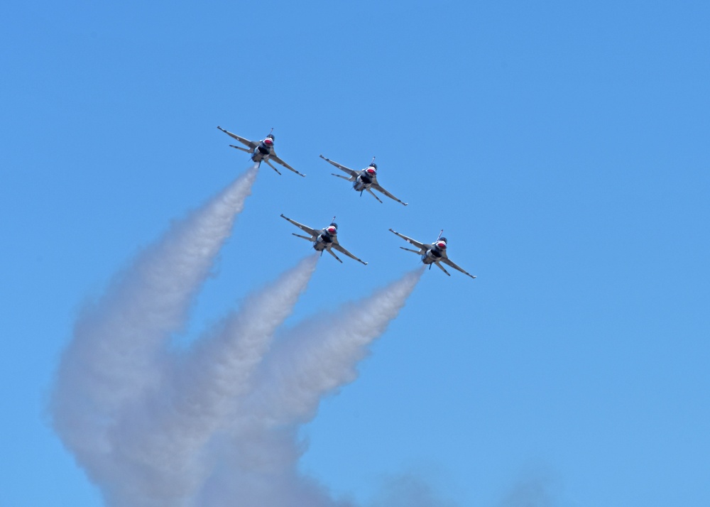 Thunderbirds arrive at McChord Field for JBLM airshow