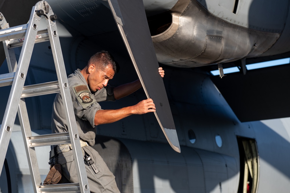 Yokota Airmen keep Northern Edge moving