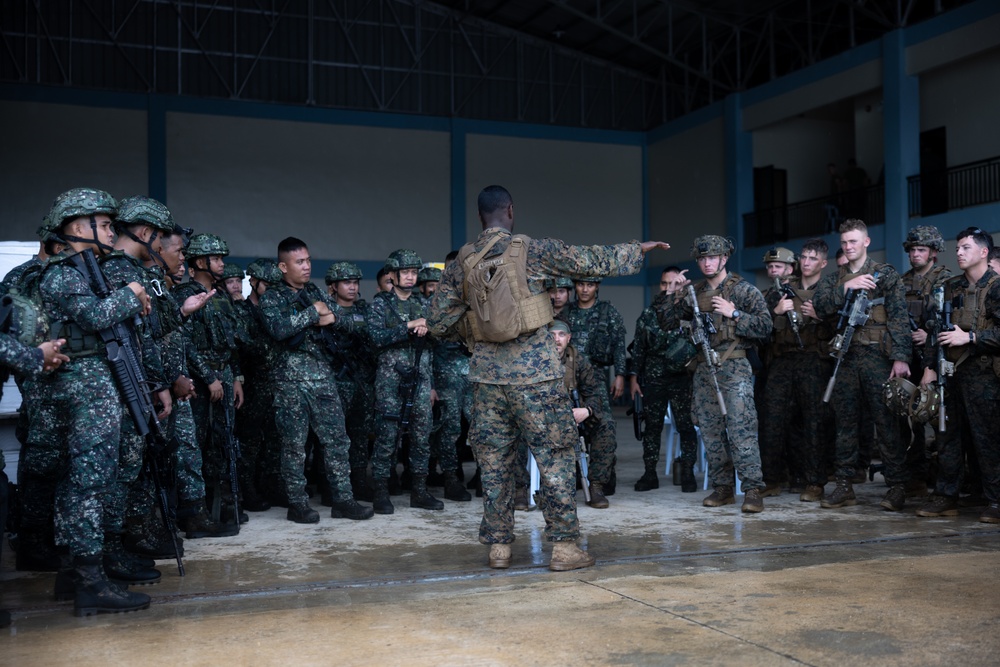 U.S., Philippine Marines train with Ospreys