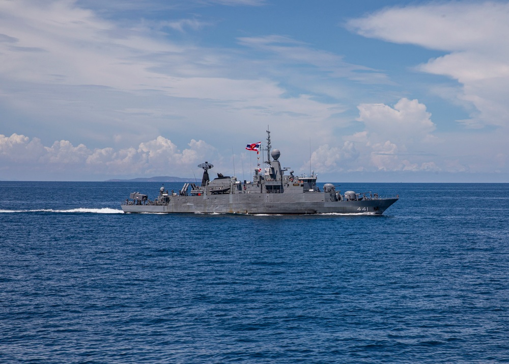 USS Rafael Peralta (DDG 115) conducts a PASSEX with the Royal Thai Navy