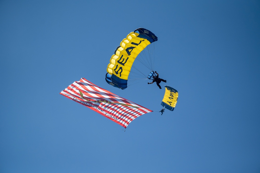 Navy parachute team, the &quot;Leap Frogs,&quot; jump into Coronado Island for 4th of July