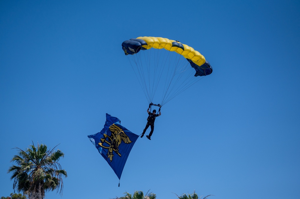 Navy parachute team, the &quot;Leap Frogs,&quot; jump into Coronado Island for 4th of July