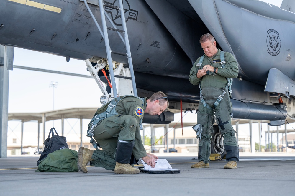 Brig. Gen. Schwartz Flies with the Tigers