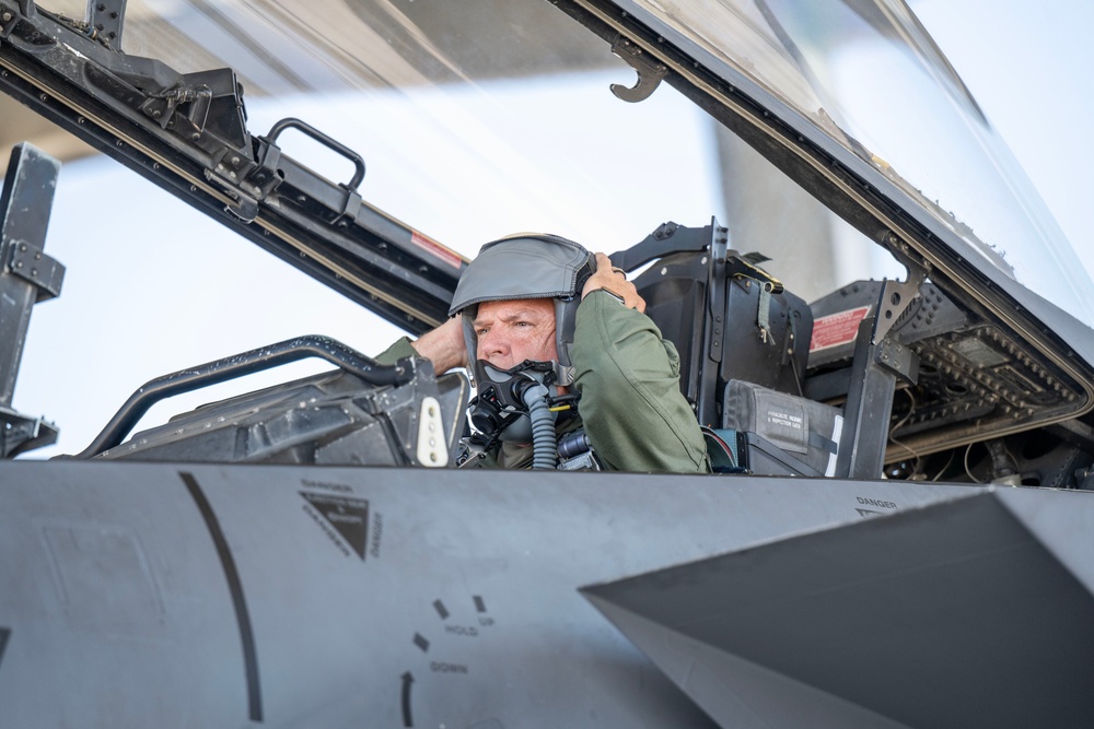 Brig. Gen. Schwartz Flies with the Tigers