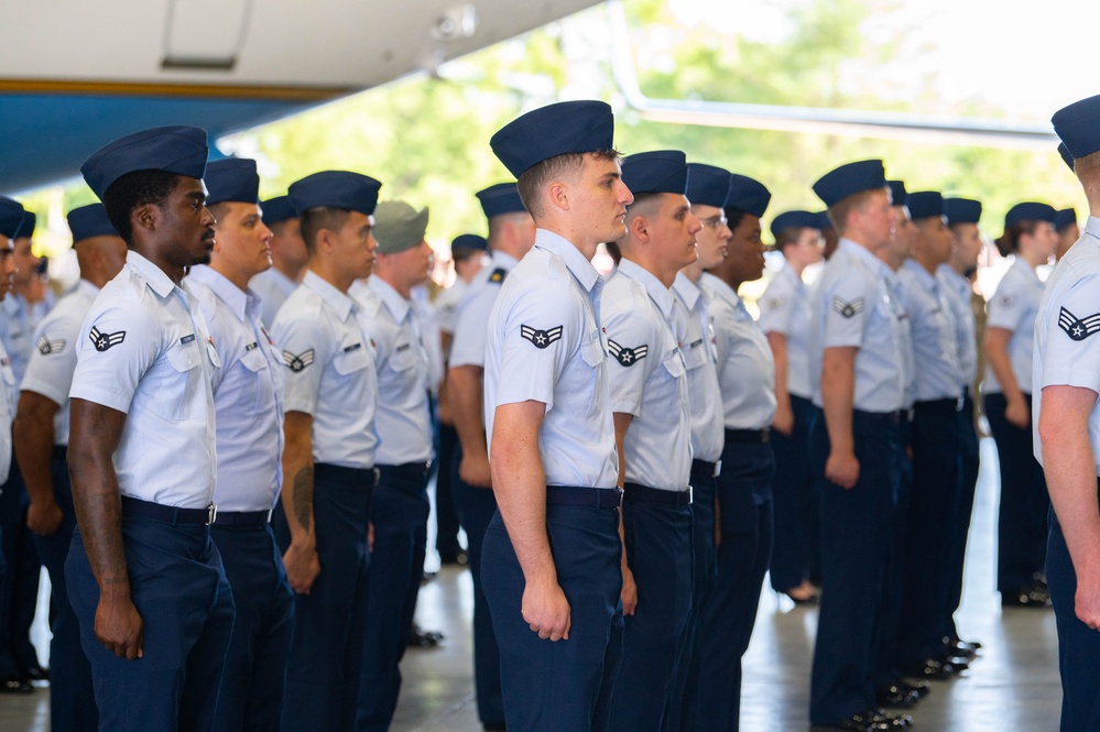 Team Scott welcomes Col. Poole as new 375th Air Mobility Wing and installation commander