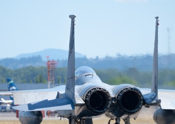 123rd FS conducts DACT with 194th FS and the U.S. Navy's VFA-136