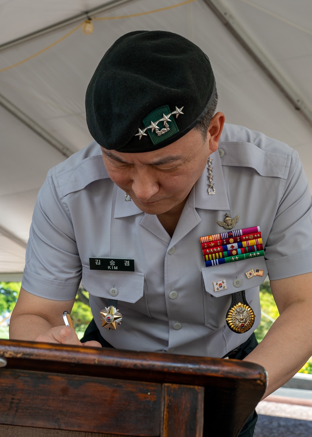 Chairman of the Republic of Korea Joint Chiefs of Staff Presents Wreath at National Memorial Cemetery of the Pacific