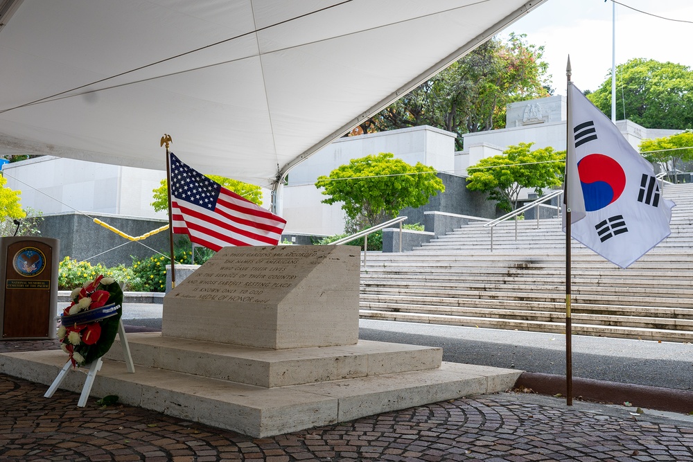 Chairman of the Republic of Korea Joint Chiefs of Staff Presents Wreath at National Memorial Cemetery of the Pacific
