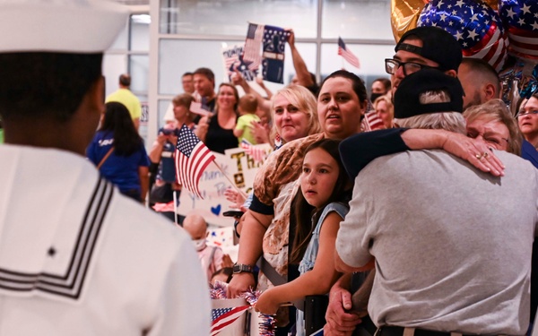 U.S. Armed Forces Welcome Veterans at Honor Flight Chicago