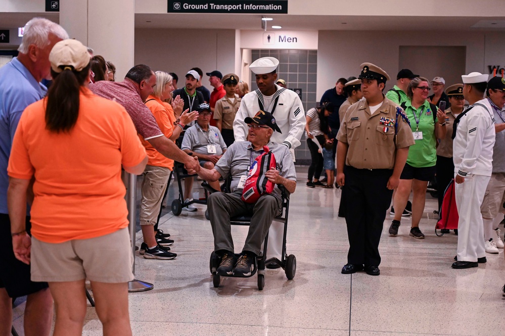 U.S. Armed Forces Welcome Veterans at Honor Flight Chicago