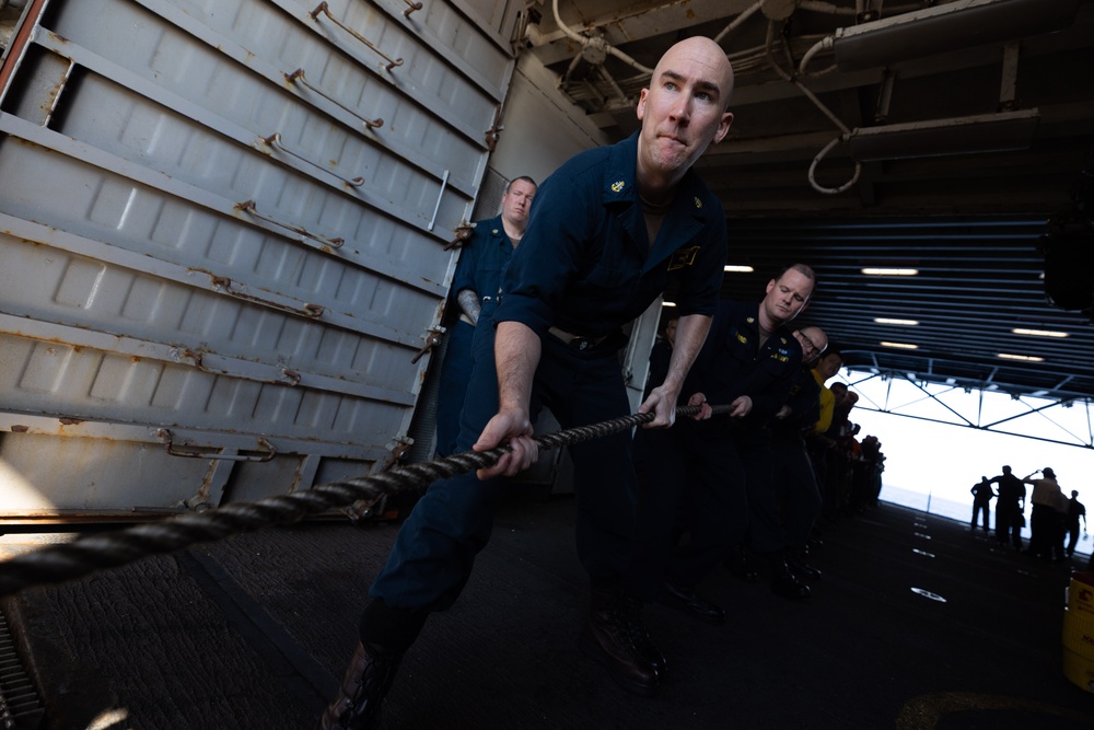 LHD 5 Senior Leaders Participate in Line Handling Evolution