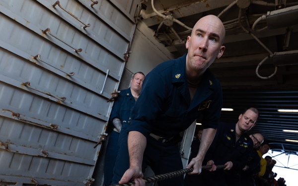 LHD 5 Senior Leaders Participate in Line Handling Evolution