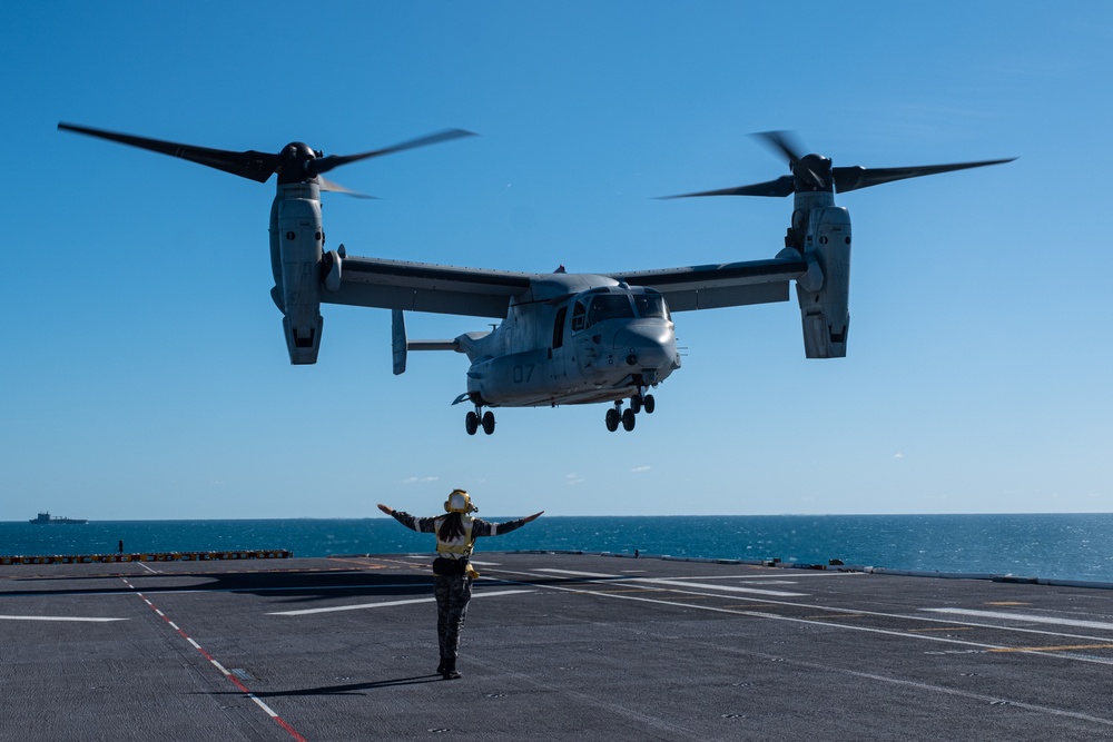 MRF-D Ospreys touch down on HMAS Adelaide