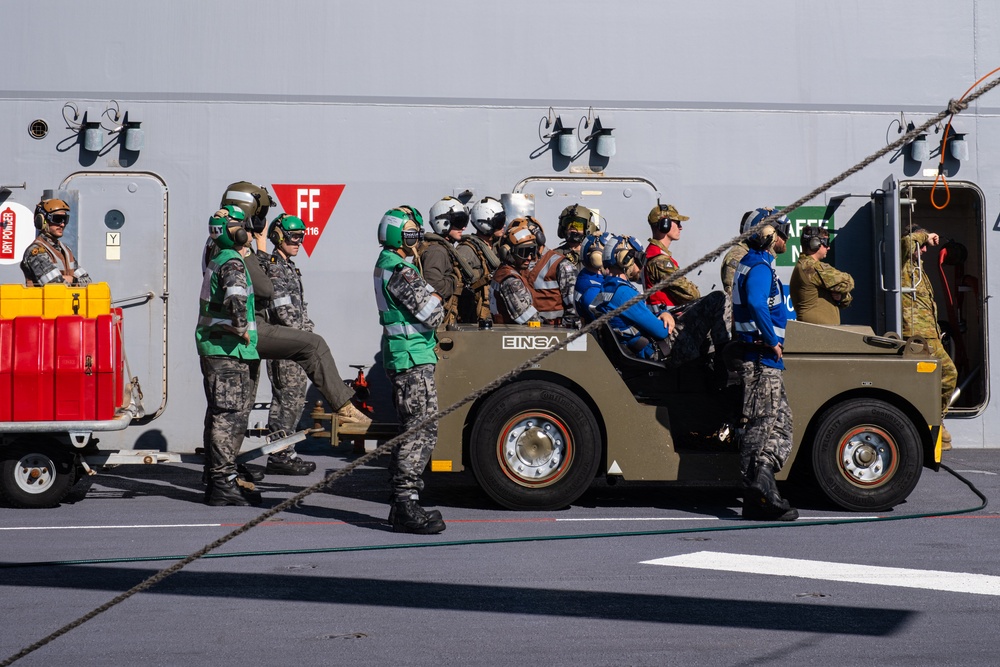 MRF-D Ospreys touch down on HMAS Adelaide