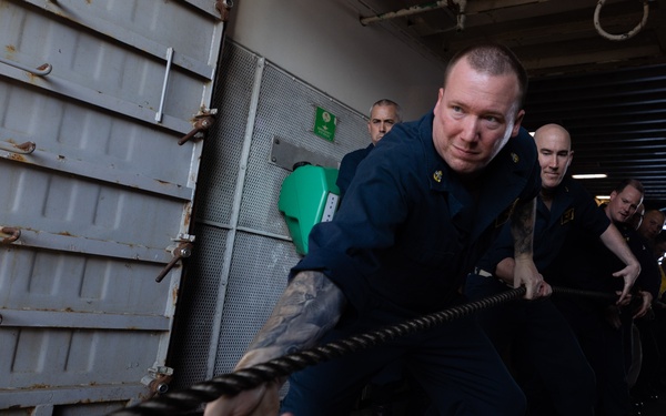 LHD 5 Senior Leaders Participate in Line Handling Evolution