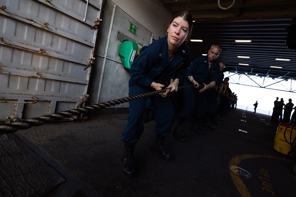 LHD 5 Senior Leaders Participate in Line Handling Evolution