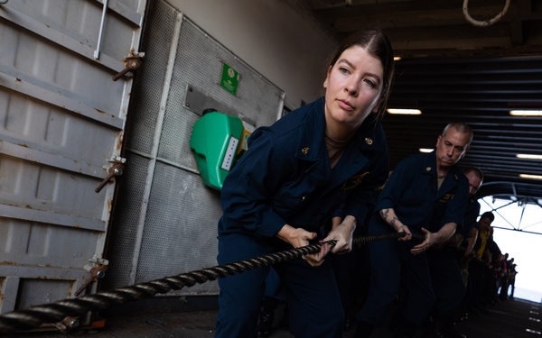 LHD 5 Senior Leaders Participate in Line Handling Evolution