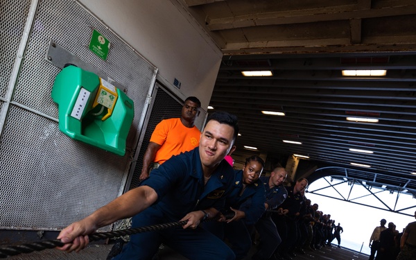 LHD 5 Senior Leaders Participate in Line Handling Evolution