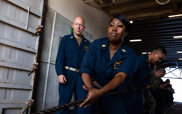 LHD 5 Senior Leaders Participate in Line Handling Evolution