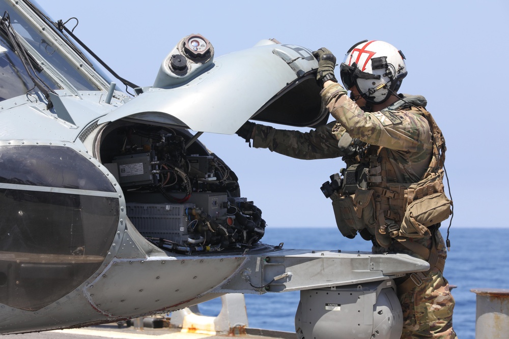 Sailr Checks MH-60S Sea Hawk