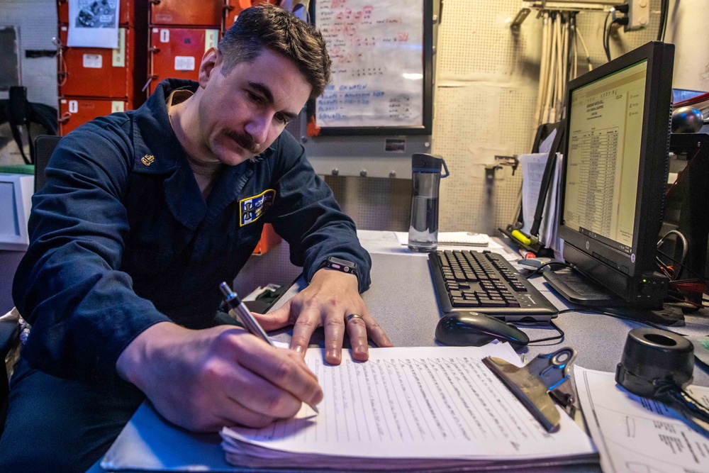 DVIDS - Images - USS McFaul Conducts a General Quarters Drill [Image 1 ...