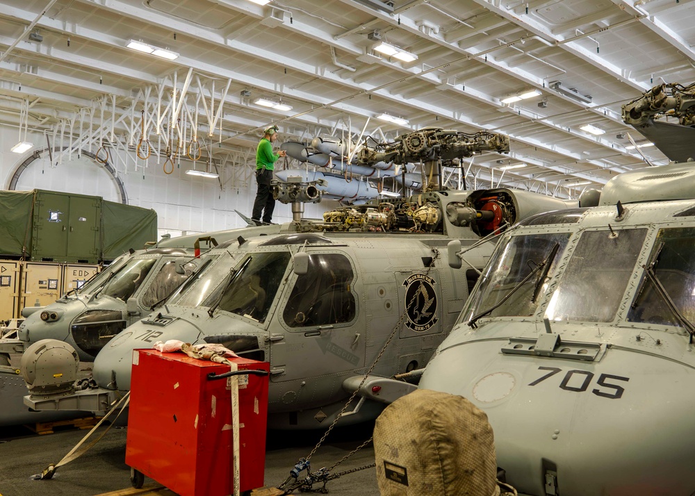 USS Carl Vinson (CVN 70) Sailors Conduct Maintenance in the Pacific Ocean