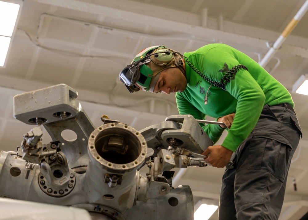 USS Carl Vinson (CVN 70) Sailors Conduct Maintenance in the Pacific Ocean