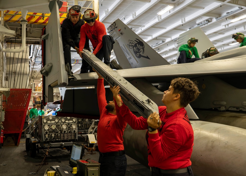 USS Carl Vinson (CVN 70) Sailors Conduct Maintenance in the Pacific Ocean