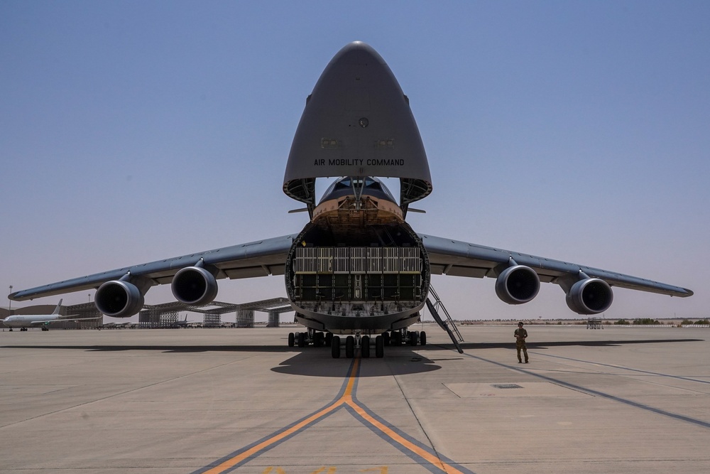 PSAB Air Terminal Operations Center receives cargo from C5 &quot;Super Galaxy&quot;