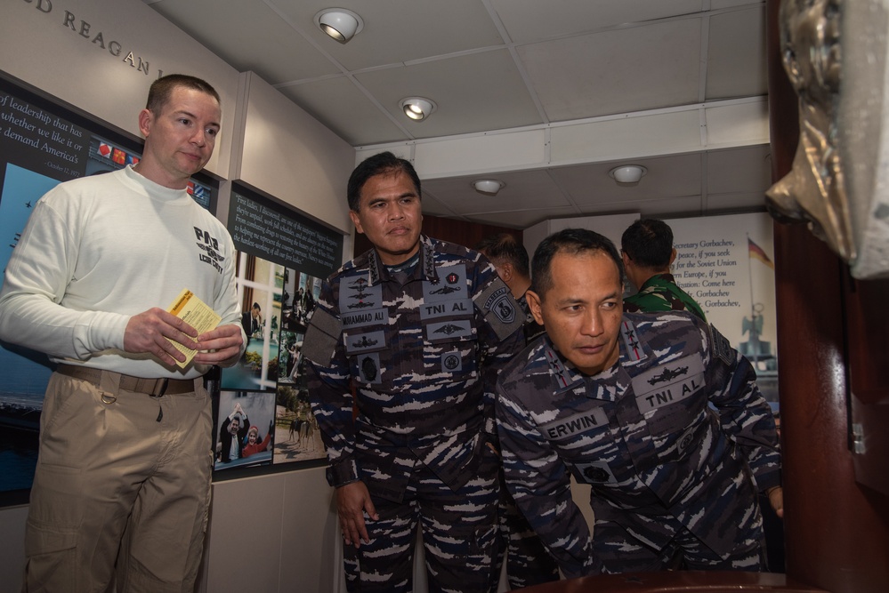 Indonesian Chief of Navy visits USS Ronald Reagan (CVN 76)