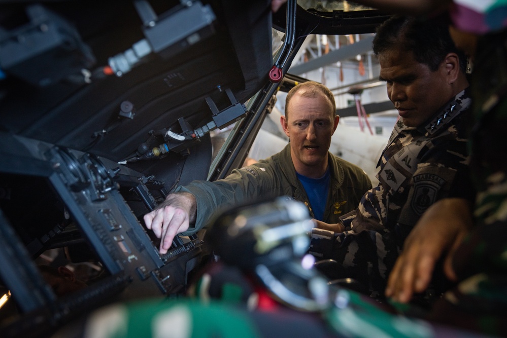 Indonesian Chief of Navy visits USS Ronald Reagan (CVN 76)