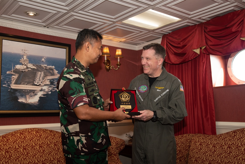 Indonesian Chief of Navy visits USS Ronald Reagan (CVN 76)