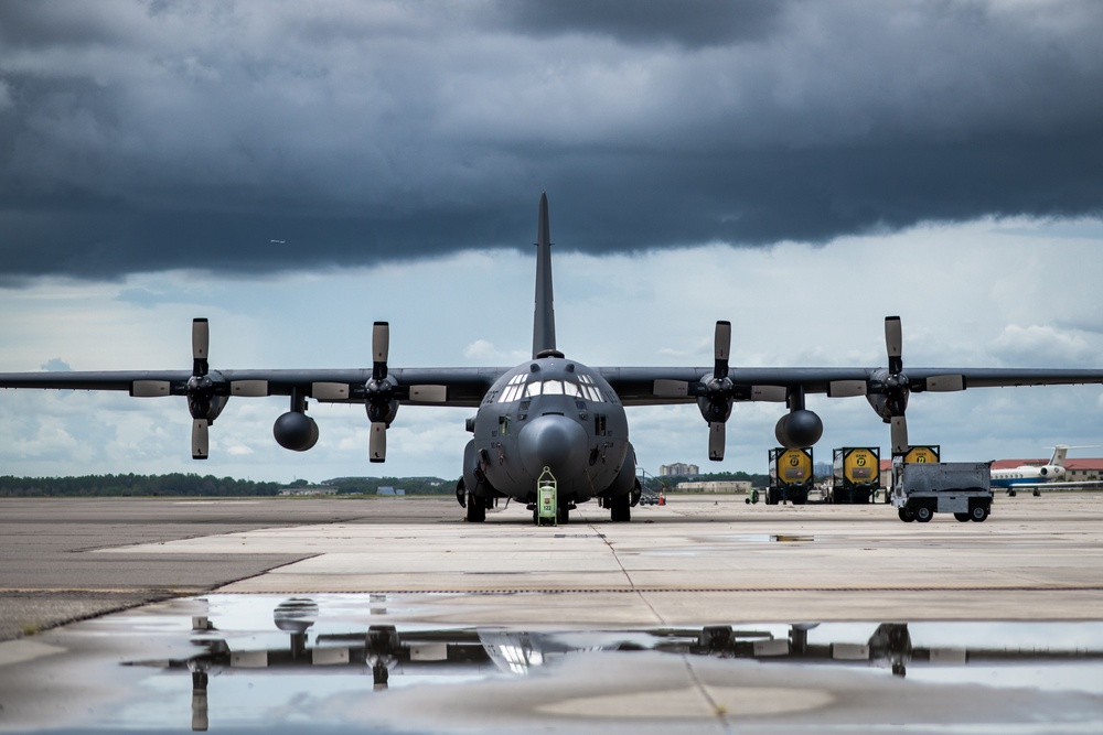 910th AW works alongside 927th ARW during aeromedical mission