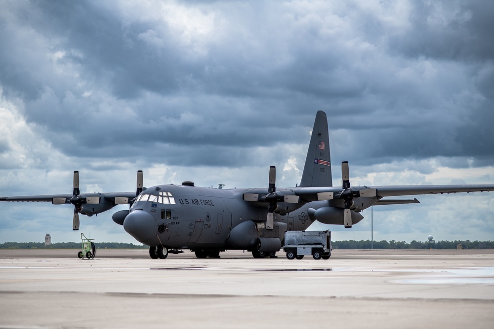 910th AW works alongside 927th ARW during aeromedical mission