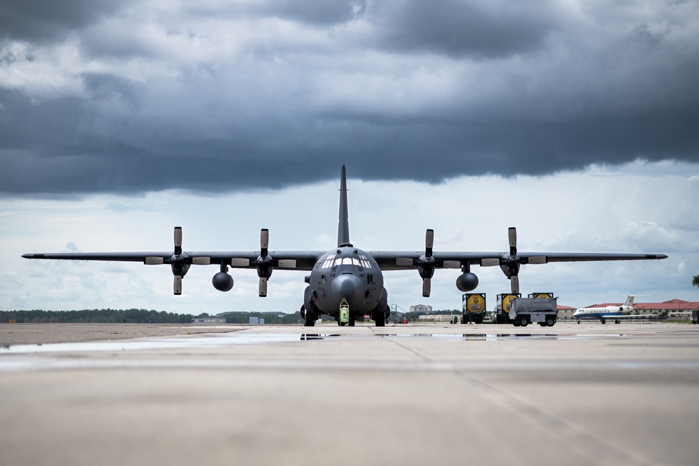 910th AW works alongside 927th ARW during aeromedical mission