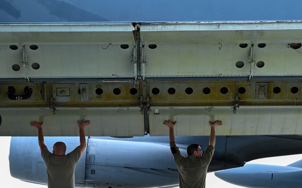 B-52s in JBER: Downloading