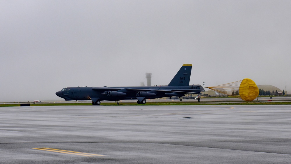 B-52s in JBER: Landing B-52s in JBER: Landing