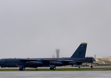 B-52s in JBER: Landing
