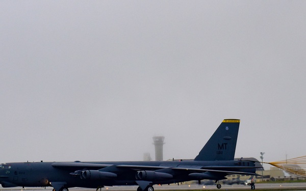 B-52s in JBER: Landing