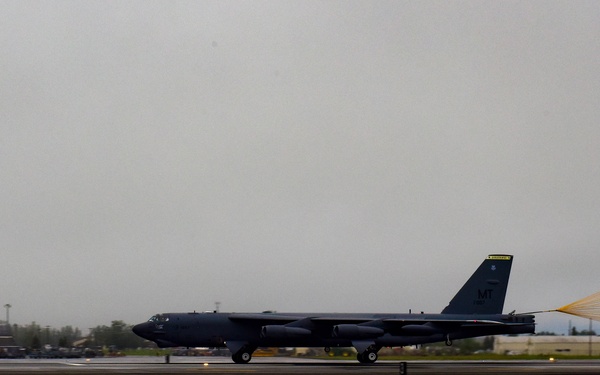 B-52s in JBER: Landing