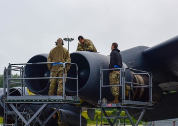 B-52s in JBER: Landing