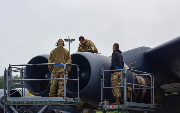 B-52s in JBER: Landing