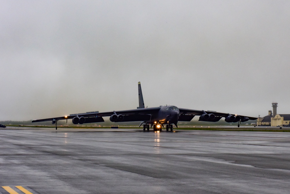 B-52s in JBER: Landing B-52s in JBER: Landing