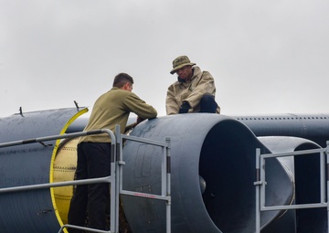B-52s in JBER: Landing