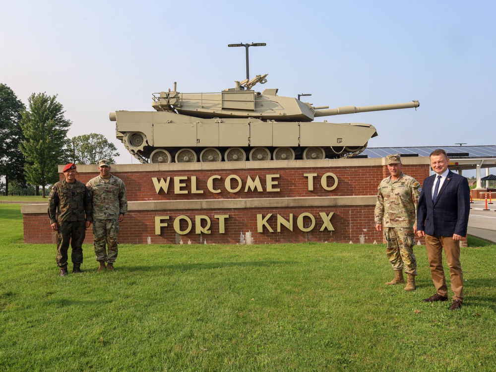 U.S. Army V Corps welcomes Polish Minister of Defense to Fort Knox