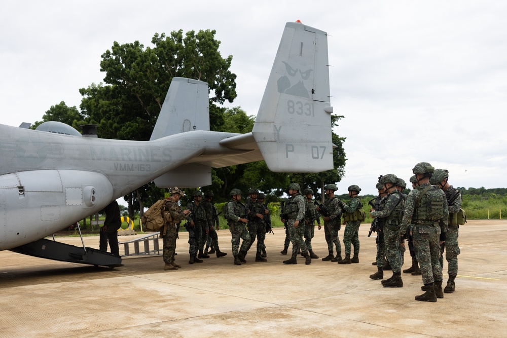 2nd Bn., 5th Marines and Philippine Marines practice loading, offloading drills