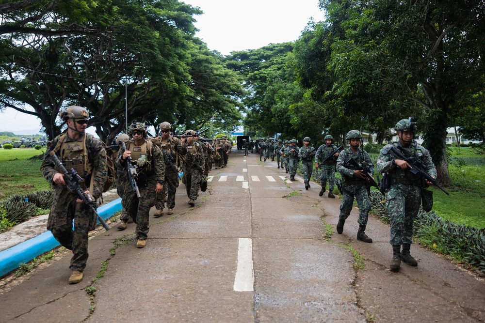 2nd Bn., 5th Marines and Philippine Marines practice loading, offloading drills