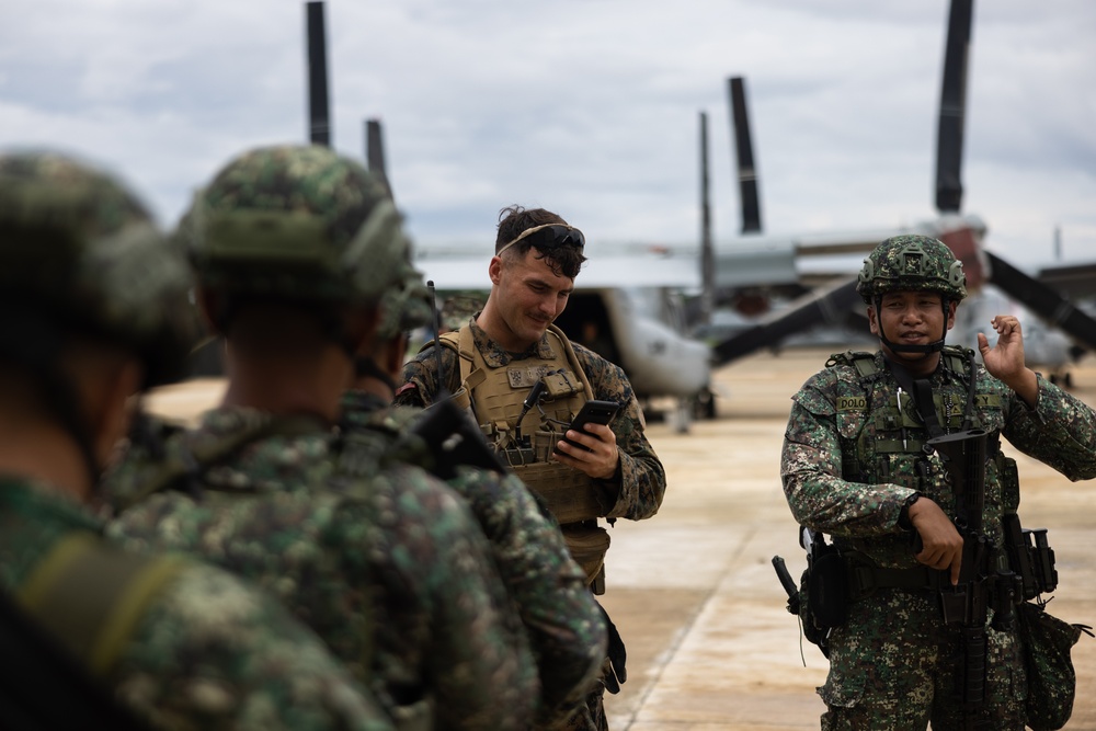 2nd Bn., 5th Marines and Philippine Marines practice loading, offloading drills